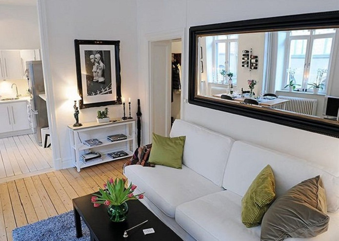 treo guong trong phong khach